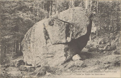 Carte postale, La Pierre Margotte, monolithe erratique porphyroide dans la forêt de Grouvelin