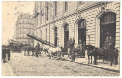 Carte postale ancienne Un Départ pour le Feu de la Caserne de la Rue Haxo
                                                                     à Paris 20e
                                