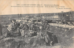 La Grande Guerre 1914-17 - Bataille de la Somme - Ravitaillement de l'artillerie par un Decauville - Route de Maurepas à Combles (phot. Express - Vis