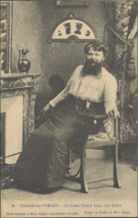 Carte postale, Thaon-les-Vosges, Madame Delait en dans son salon