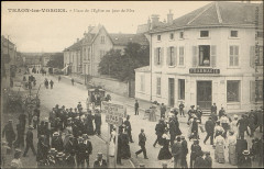 Carte postale, Thaon-les-Vosges, Place de l'Eglise un jour de Fête
