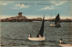 Tregastel Bateaux de Peche Devant le De