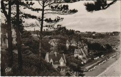Saint-Cast Vue vers l'Hotel Harvo et la Plage