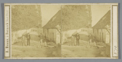 Enkele mannen en kinderen op een dorpsweg, Rp-F-F13813