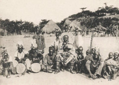 Orchestre d'un chef du pays de Kissi (Guinée) (cropped)