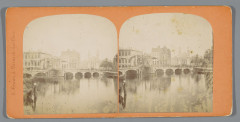Gezicht op de Amstel en de Mozes en Aäronkerk, Amsterdam L'église Moïse et Aaron, vue prise de l'Amstel (titel op object) Amsterdam (serietitel op 