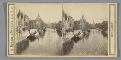 Gezicht op de Korte Mare, Leiden. In de verte de Marekerk en de Hartebrugkerk Le Oude West Gracht (titel op object) Leiden (serietitel op object) Holl