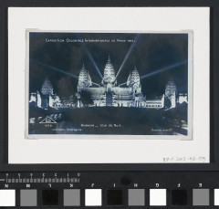 Gezicht op de nagebouwde tempelstad Angkor op de Koloniale Tentoonstelling van Parijs in 1931, bij nacht Exposition Coloniale Internationale de Paris  -
													France
												