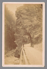 Gezicht op een bergweg in de Taminakloof Rocher percé dans la Tamina (titel op object), Rp-F-F20372 -
													France
												