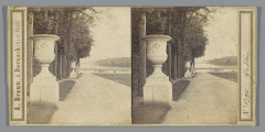 Laan in het park van Versailles, met tuinvazen, Rp-F-1997-86