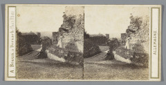 Man te midden van ruïnes van het Amfitheater van Trier Ruines romaines. Restes de l'Amphithéâtre (titel op object) Trêves (serietitel op object) A