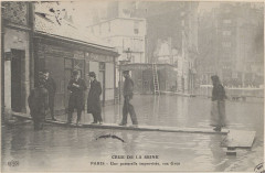 Carte postale ancienne Crue de la Seine - Une passerelle improvisée, rue Gros
                                                                     à Paris 16e
                                