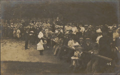 Carte postale, Epinal, Spectateurs d'un concours de gymnastique au Champ de Mars 4