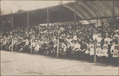 Carte postale, Epinal, Tribune de spectateurs 2