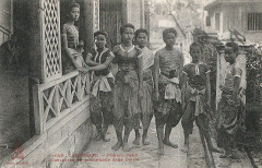 Phnom-Penh-Danseuses en promenade dans le Palais
