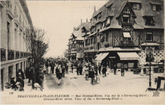 Deauville Rue Gontaut-Biron - Vue sur le Normandy-Hotel à Deauville
