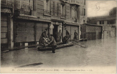 Carte postale ancienne Inondations de Paris (Janvier 1910). - Déménagement rue Gros
                                                                     à Paris 16e
                                