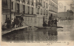 Carte postale ancienne Inondations de Paris (Janvier 1910) - Sauvetage Boulevard de Grenelle
                                                                     à Paris 15e
                                