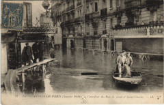 Carte postale ancienne Inondations de Paris Janvier 1910 - Carrefour des Rues de Javel et Saint-Charles
                                                                     à Paris 15e
                                