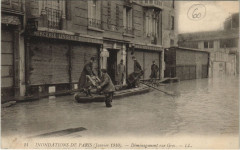 Carte postale ancienne Inondations de Paris (Janvier 1910). - Déménagement rue Gros
                                                                     à Paris 16e
                                