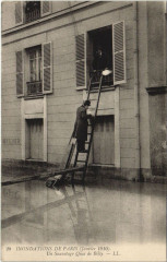 Carte postale ancienne Inondations de Paris (Janvier 1910) - Un Sauvetage Quai de Bill
                                                                     à Paris 16e
                                