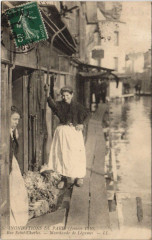 Carte postale ancienne Inondations de Paris (Janvier 1910) - Rue Saint-Charles - Marchande de Légumes
                                                                     à Paris 15e
                                