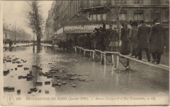 Carte postale ancienne Inondations de Paris (Janvier 1910) - Avenue Daumesnil et Rue Traversière
                                                                     à Paris 12e
                                