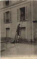 Carte postale ancienne Inondations de Paris (Janvier 1910) - Un Sauvetage Quai de Bill
                                                                     à Paris 16e
                                