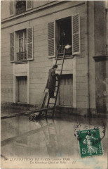 Carte postale ancienne Inondations de Paris (Janvier 1910) - Un Sauvetage Quai de Bill
                                                                     à Paris 16e
                                