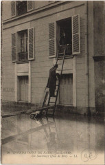Carte postale ancienne Inondations de Paris (Janvier 1910) - Un Sauvetage Quai de Bill
                                                                     à Paris 16e
                                