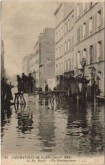 Carte postale ancienne Inondations de Paris (Janvier 1910) - La Rue Rouelle - Un Déménagement
                                                                     à Paris 15e
                                