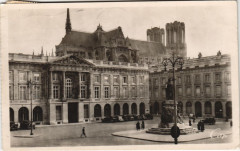 Reims Place Royale et la Cathedrale à Reims