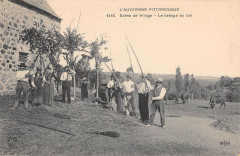 L'Auvergne Scene De Village Le Battage Du Ble / Agriculture