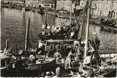 Cherbourg Cordiers debarquant leur Peche