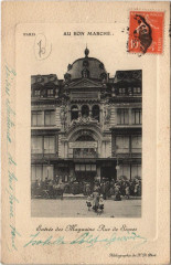 Carte postale ancienne Au Bon Marché - Entrée des Magasins Rue de Sèvres
                                                                     à Paris 6e
                                