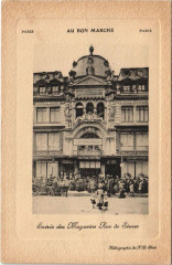 Carte postale ancienne Au Bon Marché - Entrée des Magasins Rue de Sèvres
                                                                     à Paris 6e
                                