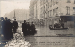 Inondations 1910 Paris Quai des Grands-Augustins un embarcadere