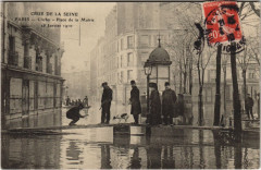Carte postale ancienne Crue de la Seine - Place de la Mairie
                                                                     à Clichy
                                