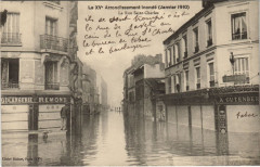 Carte postale ancienne Le XVe Arrondissement inondé (Janvier 1910) - La rue Saint-Charles
                                                                     à Paris 15e
                                