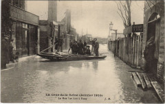 Carte postale ancienne La Crue de la Seine (Janvier 1910) - La Rue Van Loo à Passy
                                                                     à Paris 16e
                                