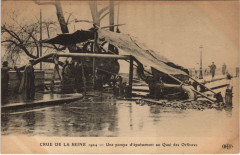 Inondations 1910 Paris Quai des Orfevres une pompe d'epuisement