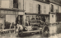 Carte postale ancienne Le XVe Arrondissement inondé (Janvier 1910) - Le fiacre des habitants de la rue de Javel
                                                                     à Paris 15e
                                