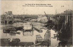 Carte postale ancienne La Crue de la Seine (Janvier 1910) - Près du Pont Mirabeau - Les Chantiers du Métro inondés
                                                                     à Paris 15e
                                