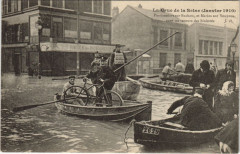 Inondations 1910 Paris Pontonniers du Bachots marins sur Youyous
