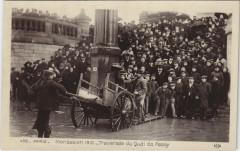 Carte postale ancienne Inondation 1910 - Traversée du Quai de Passy
                                                                     à Paris 16e
                                