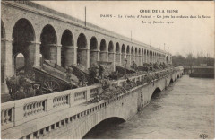 Carte postale ancienne Crue de la Seine - Le Viaduc d'Auteuil - On jette les ordures dans la Seine
                                                                     à Paris 16e
                                