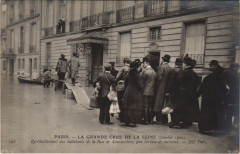 Inondations 1910 Paris Rue de Constantine Ravitaillement