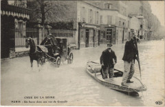 Inondations 1910 Paris Rue de Grenelle un fiacre