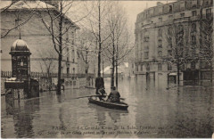 Carte postale ancienne La Grande Crue de la Seine (janvier 1910) - Sapeurs du 1er Génie portant secours aux habitants de la rue Gros
                                                                     à Paris 16e
                                