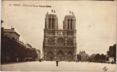 Carte postale ancienne Place du Parvis Notre-Dame
                                                                     à Paris 4e
                                